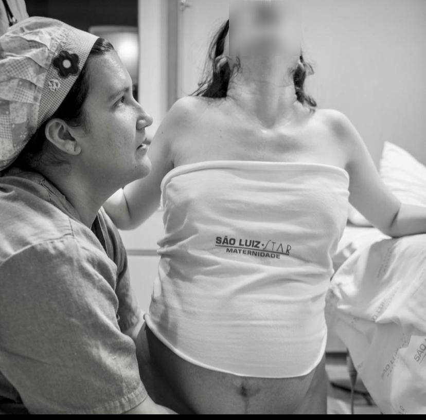 Dra. Patricia Albuquerque apoiando paciente durante trabalho de parto na Maternidade São Luiz Star