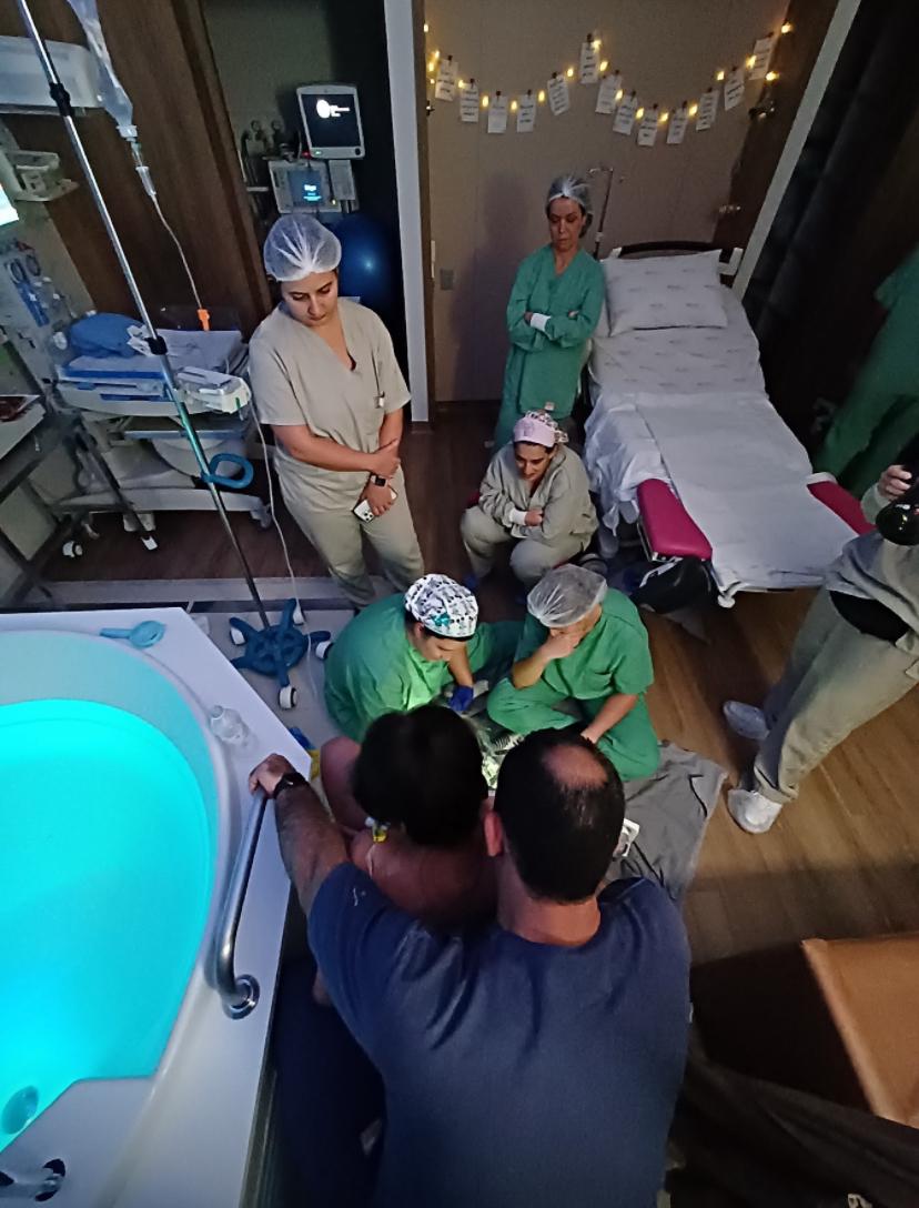 Equipe GestaSafe durante trabalho de parto — parto humanizado com banheira